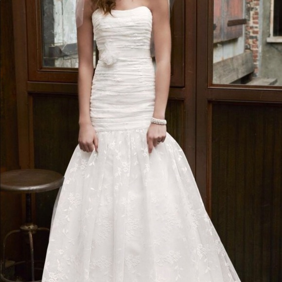 Wedding dress, lace fit and flare gown - Picture 3 of 3